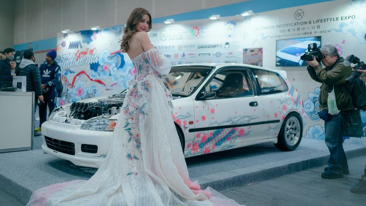 Seorang model berpose denga busana akulturasi Jawa dan Jepang di depan Honda Civic Estilo EG yang tampan
