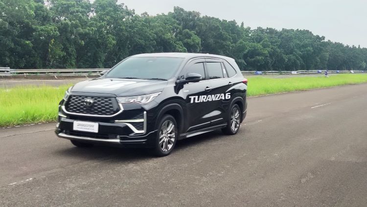 Toyota Zenix terasa lebih stabil dan senyap menjajal ragam trek jalan dengan ban Bridgestone Turanza 6