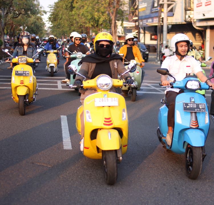 Pecinta Vespa seru-seruan jalan bareng komunitas dalam acara MOTION: Motoplex in Action di Ampera, Jakarta