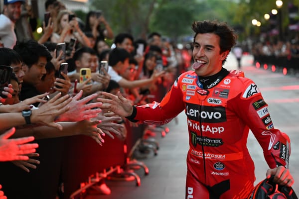 Marc Marquez (Lenovo Ducati), langsung jadi penghibur bagi penggemarnya di Bangkok. (Foto: therace)