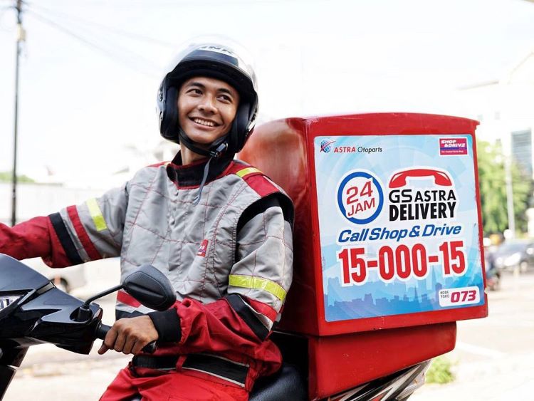 Seorang teknisi Shop & Driver siap memberikan layanan on the spot ke kosnumen 