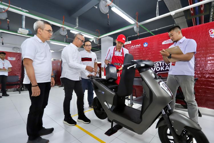 Petinggi Astra Honda (AHM) melihat kemampuan anak SMK mengurak-atik motor listrik Honda