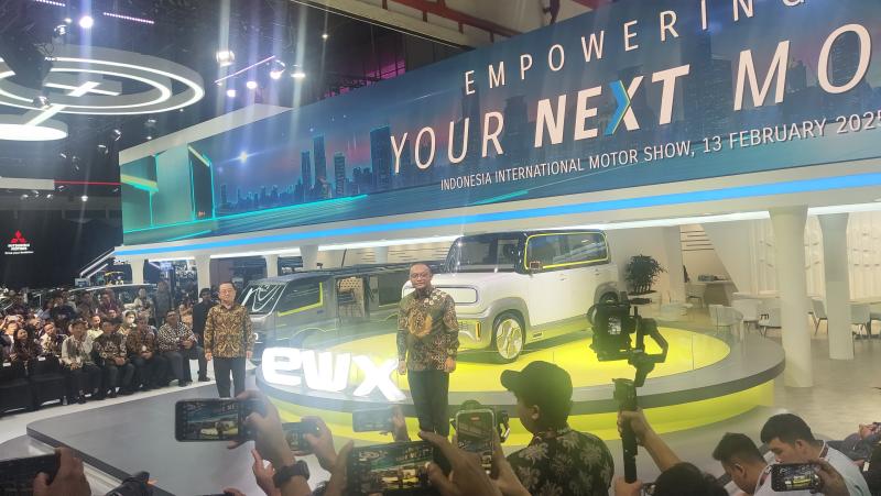 Petinggi Suzuki bangga meluncurkan mobil listrik pertamanya e Vitara di IIMS 2025