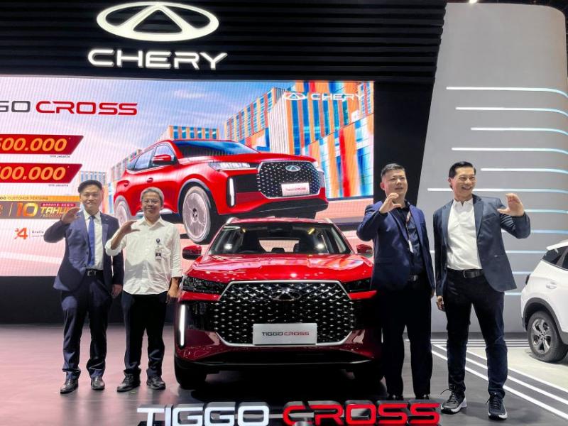Petinggi Chery Indonesia berpose dengan SUV anyar Chery TIGGO Cross