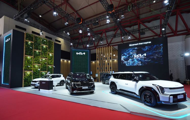 Dereten mobil Kia yang nongkrong di boothnya di IIMS 2024