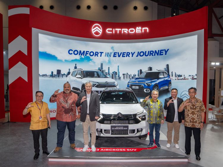 Petinggi Citroen Indonesia dan Indomobil Group saat menghadiri peluncuran mobil barunya di IIMS 2025