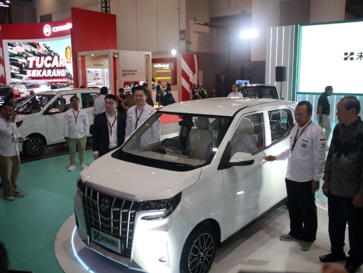 Tampilan mobil listrik Honri Boma yang dibawa PT Utomo International di IIMS 2025