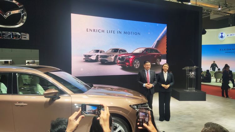 Petinggi Mazda ramai menjadi sorotan saat meresmikan booth dan mengumumkan ativitas mereka selama di IIMS 2025