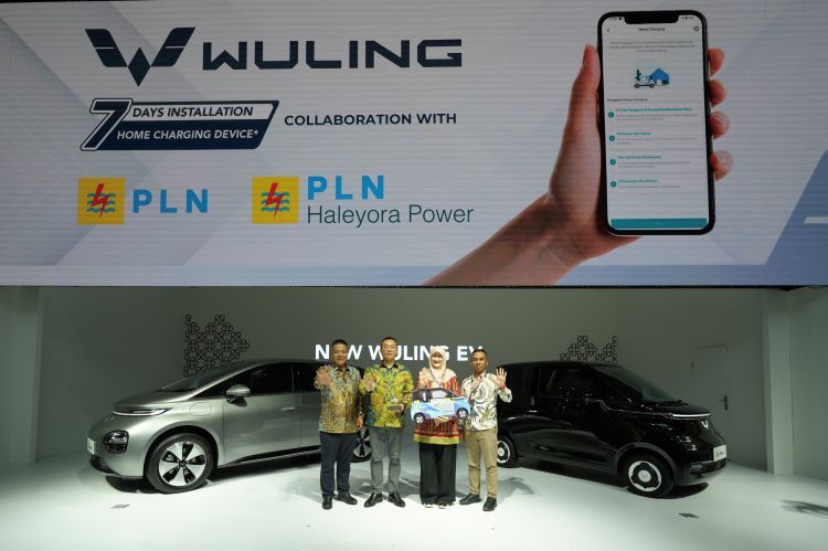 Wuling melakukan penyerahan 2 unit Air ev secara simbolis kepada PT Haleyora Power di IIMS 2025