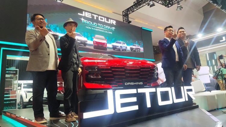 Petinggi Jetour Indonesia saat memperkenalkan warna-warna baru pada SUV Dashing di IIMS 2025