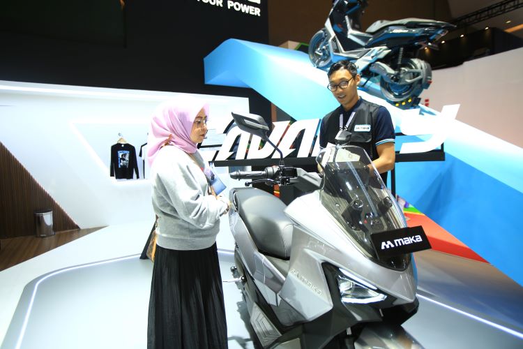Pengunjung IIMS 2025 tergoda dengan MAKA Cavalry yangb menjadi motor lsitrik pertama MAKA Motors