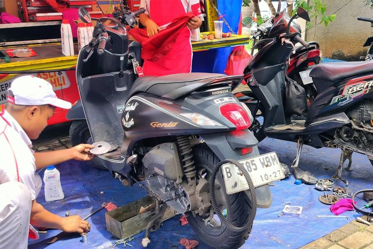 Teknisi Honda melakukan servis motor para jurnalis