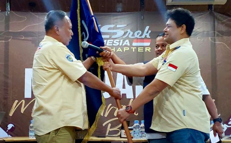 Iskandar Hadipriatna menerima pataka GSrek Indonesia dari Aldi Feriyal Farid