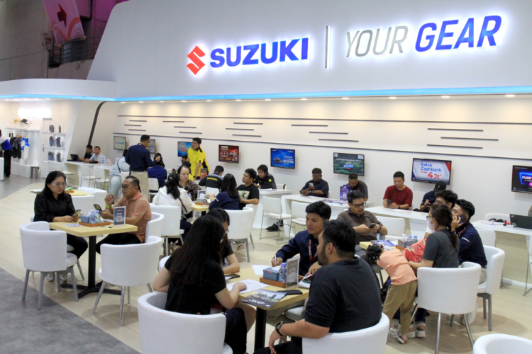 Ruang dealing di Booth Suzuki yang terus dipenuhi pengunjung IIMS 2025