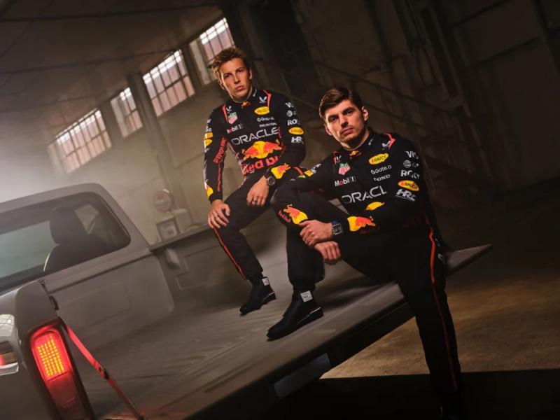 Max Verstappen dan Liam Lawson pamerkan racing suit 2025 dengan atmosfer retro. (Foto: redbull)