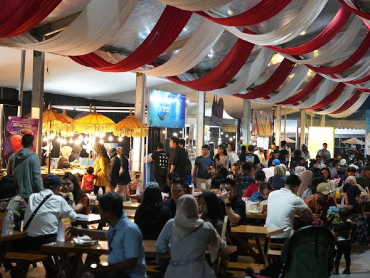 Ramai pengunjung IIMS 2025 yang ikut menghidupkan UMKM yang terlibat dalam pameran