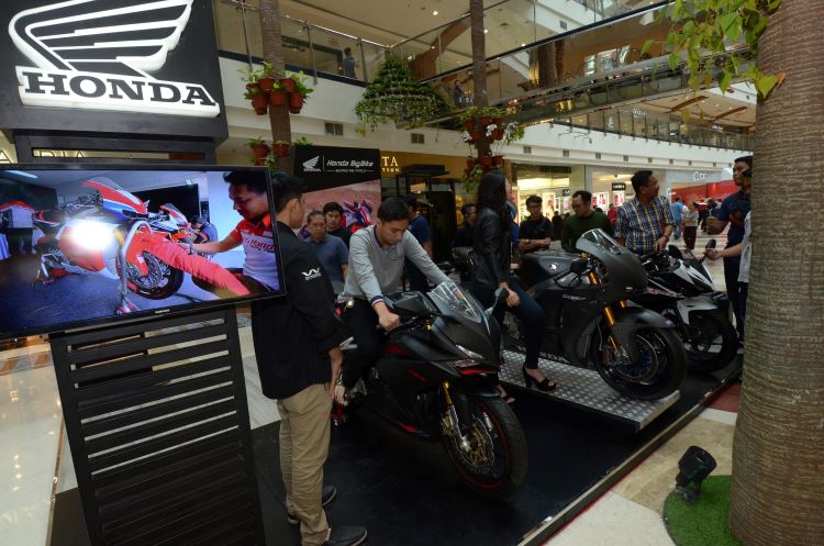 Pecinta motor sport Honda sementara mencoba menunggangi tunggangan impiannya