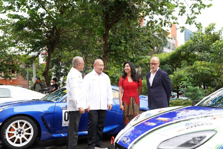 Para punggawa The Mandalika dan petinggi event balap Asia bersama deretan mobil sport yang bakal meramaikan event motorsport di Sirkuit Mandalika