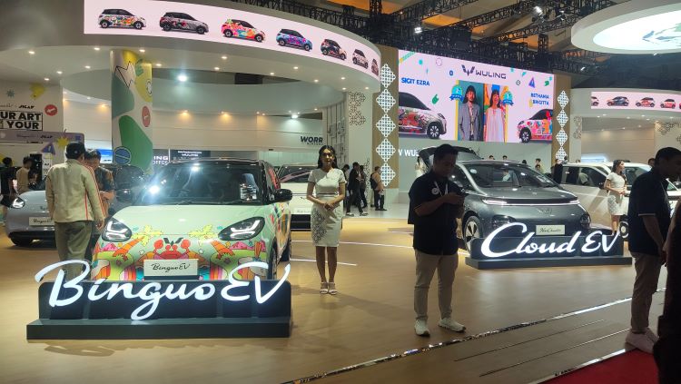 Pengunjung IIMS 2025 melakukan penjejakan pembelian mobil di Booth Wuling