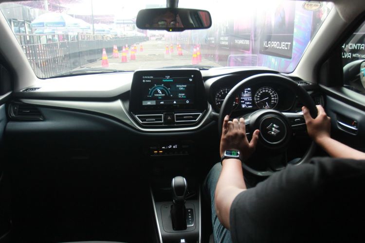 Pengunjung melakukan test drive mobil Suzuki di IIMS 2025 