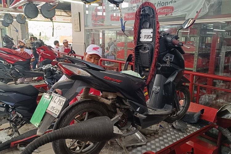 Motor Honda milik konsumen diservis teknisi AHASS Jakarta-Tangerang