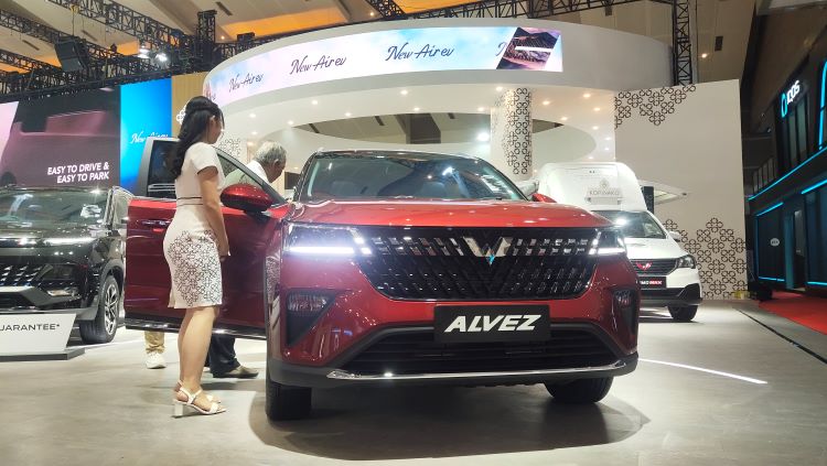 Mobil Wuling Alvez yang menjadi incaran konsumen untuk teman perjalanan libur Lebaran 2025