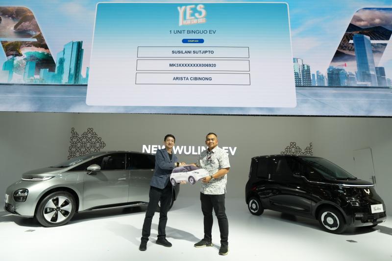 Penyerahan simbolis unit Wuling BingouEV kepada konsumen beruntung di IIMS 2025