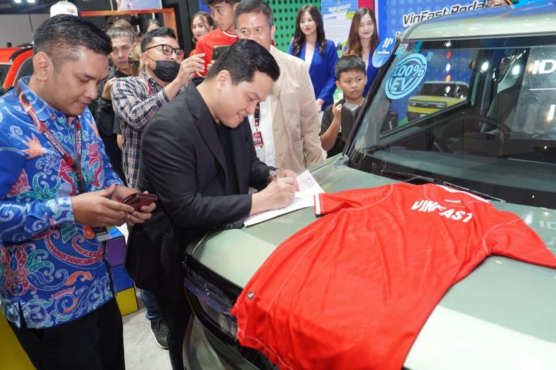 Ketum PSSI Erick Thohir saat teken MoU dengan produsen mobil listrik VinFast di arena IIMS 2025. 
