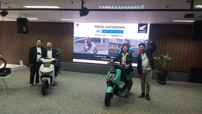 Para petinggi PT Wahana Makmur Sejati semringah meluncurkan dua motor listrik Honda sekaligus untuk Jakarta dan Tangerang 