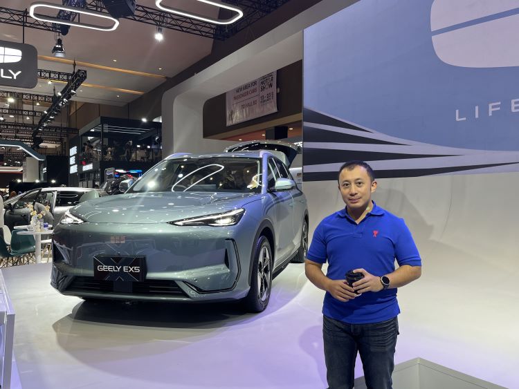 Alex (40), salah satu pengunjung yang kepincut setelah menjajal mobil listrik Geely EX5 di IIMS 2025