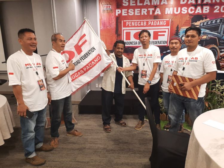 Zulkarnain Lukman menerima pataka dari Panitia Muscab IOF Padang 2025, Foto: Ende