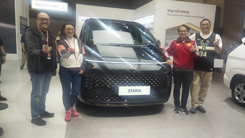 Petinggi Hyundai Indonesia berpose dengan STARIA terbaru