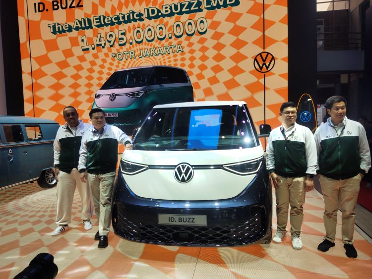 Petinggi PT Garuda Mataram Motor Volkswagen (VW) dan Indomobil berfoto dengan The All-Electric ID. Buzz Long Wheelbase