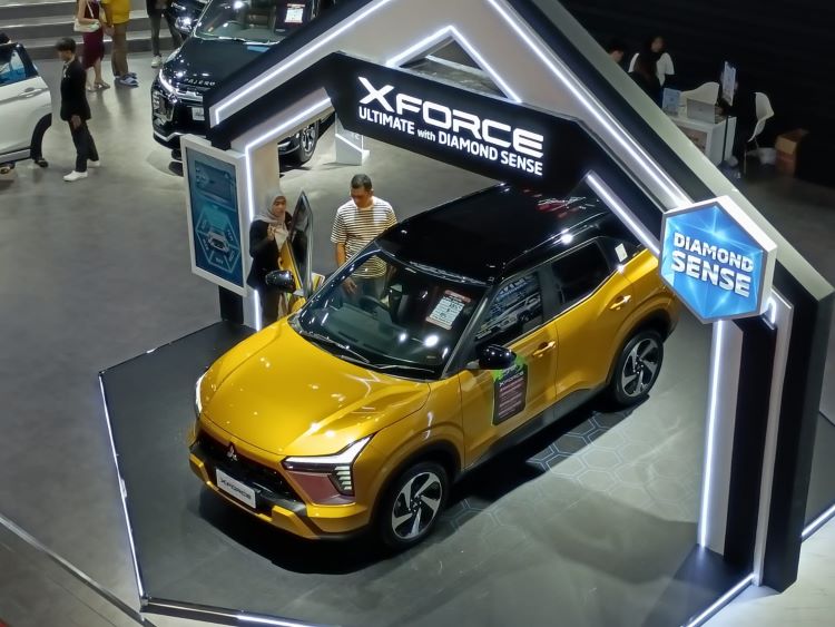 Pengunjung IIMS 2025 sementara mengeksplorasi Mitsubishi XForce yang menggoda