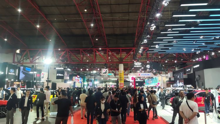 Suasana pengunjung yang memadati area pameran IIMS 2025 
