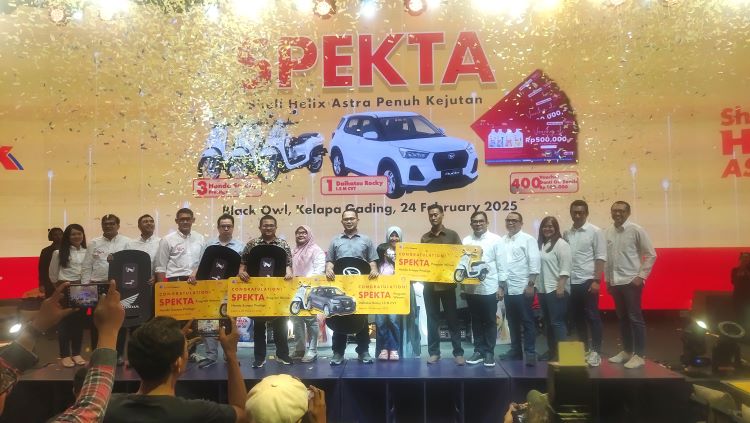 Para pemenang hadiah program program SPEKTA Shell Helix Astra Penuh Kejutan didamping petinggi Astra Otoparts setelah penyerahan simbolis hadiah 