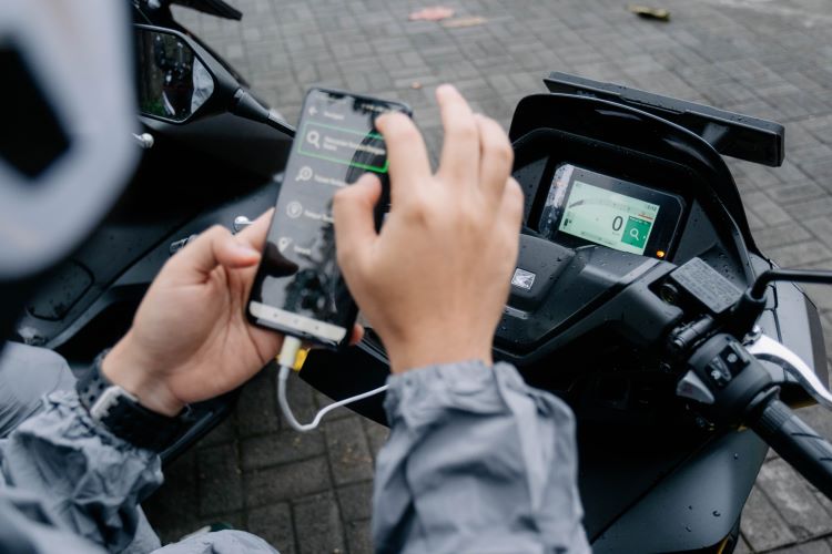 Seorang pengendara mengeksplorasi kekayaan fitur New Honda PCX160