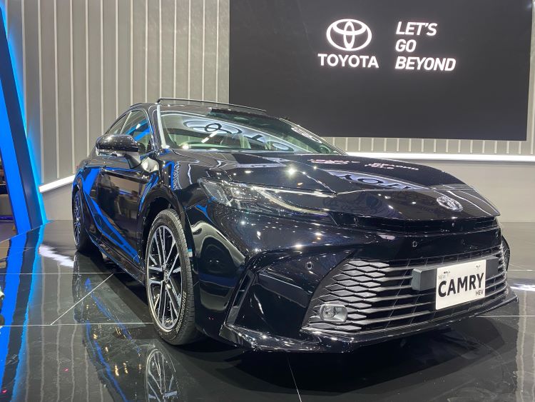 Tampilan mewah dan elegan Camry 2.5 L Hybrid di booth Toyota IIMS 2025