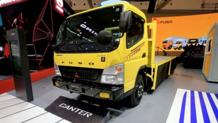 Truk Fuso yang dipajang dalam sebuah event otomotif di Jakarta