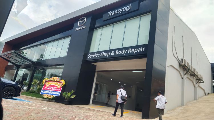 Tampilan diler Mazda di Transyogi, Cibubur yang baru diresmikan