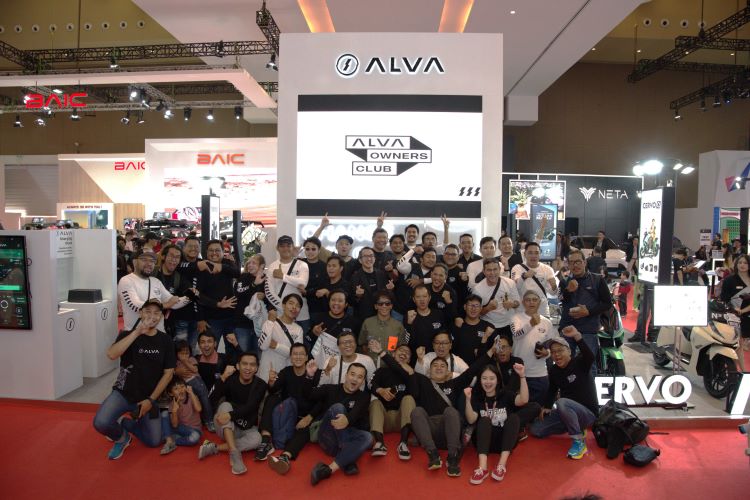 Para member ALVA Owners Club (AOC) merayakan peresmiannya sebagai komunitas motor