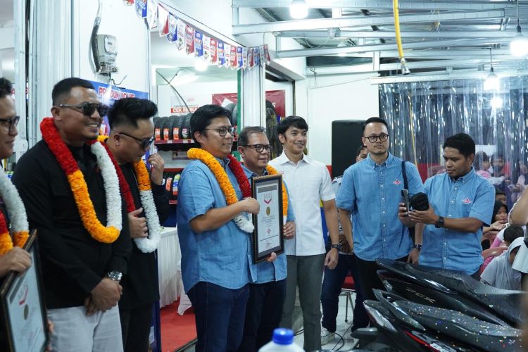 Petinggi Federal Oil menerima penghargaan dari MURI terkait aktivitas pemberian oli gratis terbanyak untuk konsumen