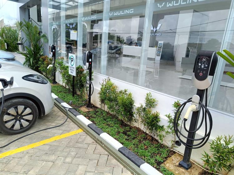 Diler Wuling Motors yang dilengkapi dengan alat pengecasan mobil listrik