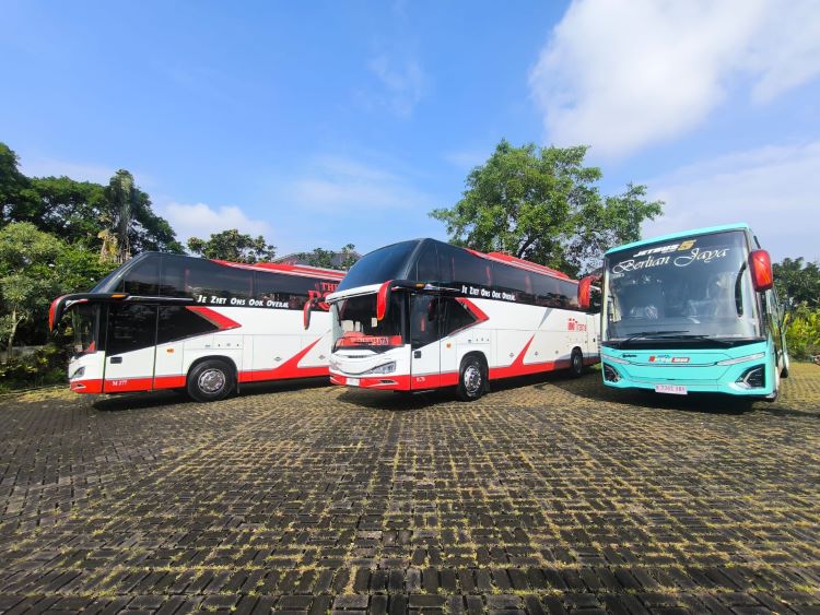 Bus PT Transforma Oto Prima dengan Sasis Mercedes-Benz OH 1626 L