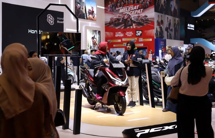 Ramai pengunjung IIMS 2025 berinteraksi dengan unit motor Honda di Hall C1, Kemayoran