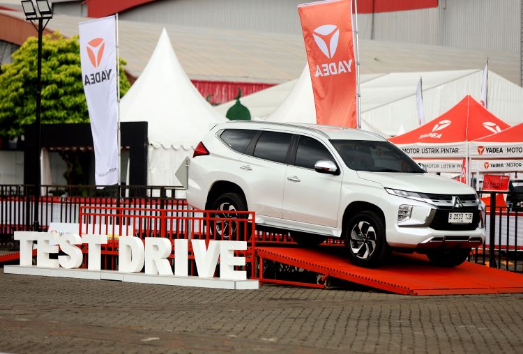 Pengunjung menjajal Pajero Sport di area test drive IIMS 2025