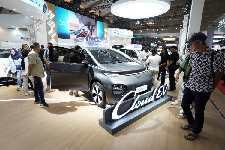 Pengunjung IIMS 2025 kepincur mobil listrik terbaru Wuling Motors