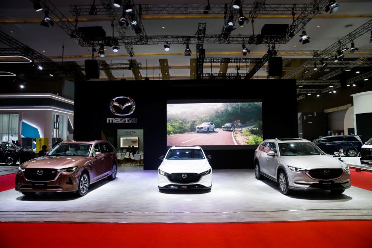 Deretan mobil Mazda di Boothnya saat gelaran IIMS 2025