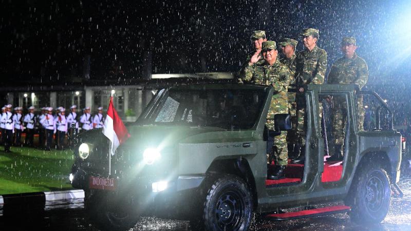 Presiden RI Pakai Maung MV3 Irup Saat Pimpin Upacara Parade Senja (Foto: BPMI Setpres)