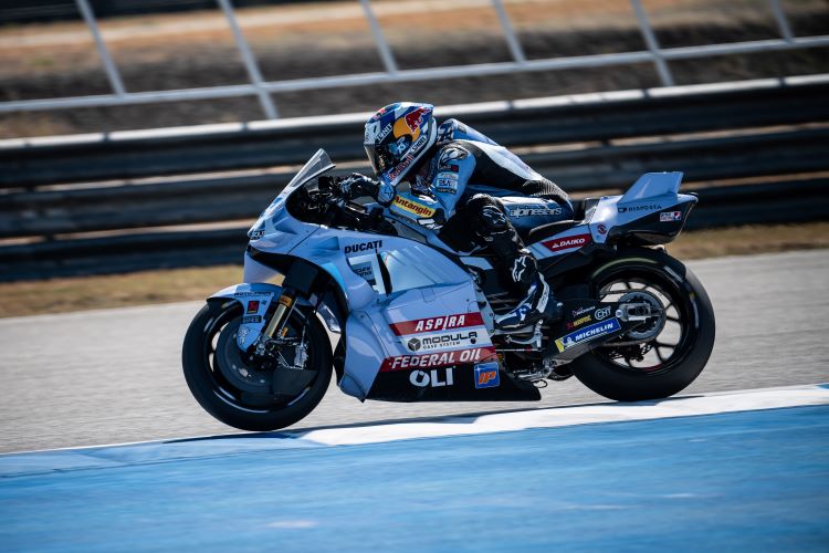 Pebalap Gresini Racing dengan tunggangan terpampang logo Aspira